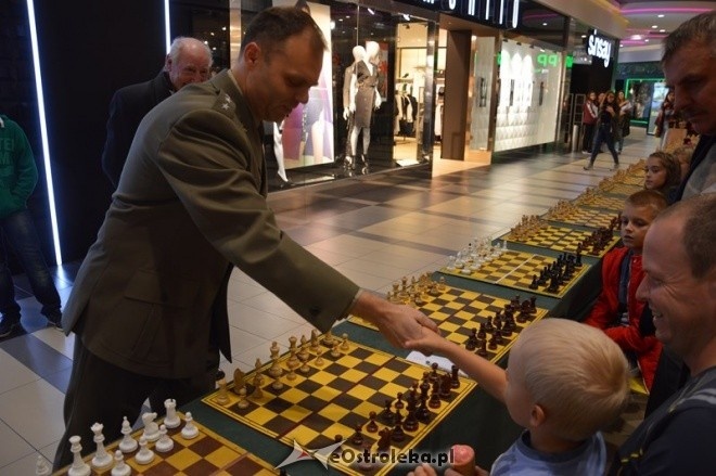 Symultana szachowa z Mistrzem Wojska Polskiego [26.09.2015] - zdjęcie #21 - eOstroleka.pl
