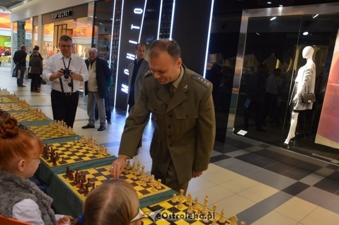 Symultana szachowa z Mistrzem Wojska Polskiego [26.09.2015] - zdjęcie #22 - eOstroleka.pl