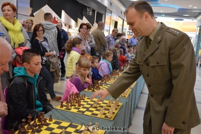 Symultana szachowa z Mistrzem Wojska Polskiego [26.09.2015] - zdjęcie #24 - eOstroleka.pl