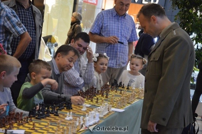 Symultana szachowa z Mistrzem Wojska Polskiego [26.09.2015] - zdjęcie #25 - eOstroleka.pl