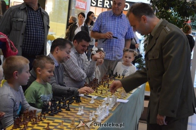 Symultana szachowa z Mistrzem Wojska Polskiego [26.09.2015] - zdjęcie #26 - eOstroleka.pl
