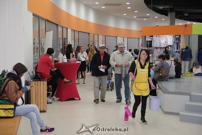 Pokaz mody na otwarciu Hali Targowej Kurpiowskiego Centrum Handlowo-Usługowego w Ostrołęce [26.09.2015] - zdjęcie #34 - eOstroleka.pl