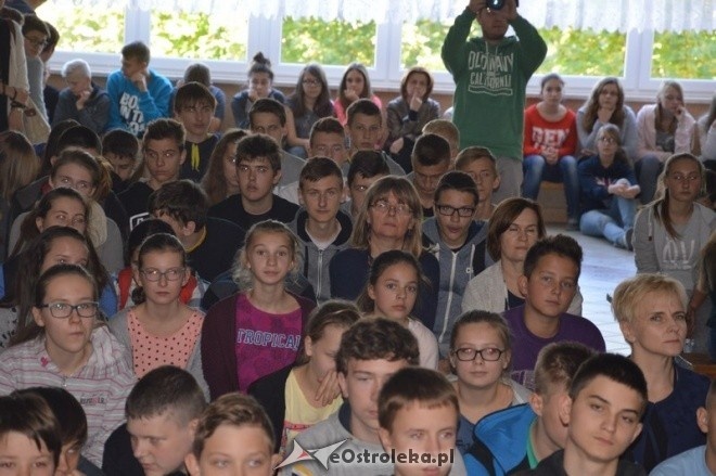 Bokserzy KS Victoria z wizytą w Gimnazjum nr 2 [01.10.2015] - zdjęcie #3 - eOstroleka.pl