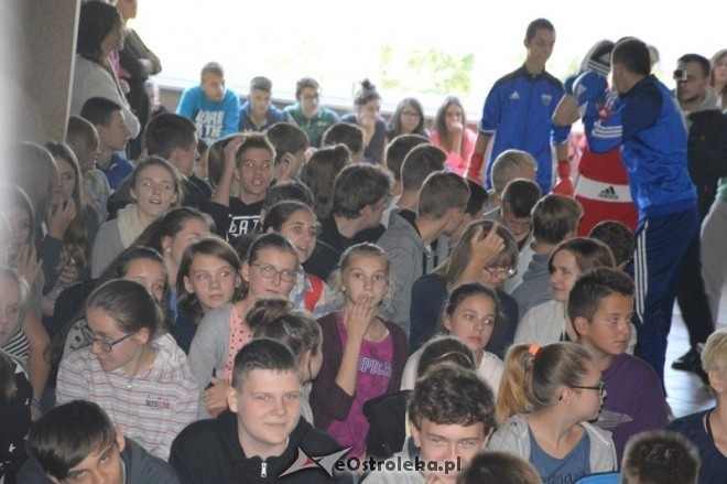 Bokserzy KS Victoria z wizytą w Gimnazjum nr 2 [01.10.2015] - zdjęcie #29 - eOstroleka.pl