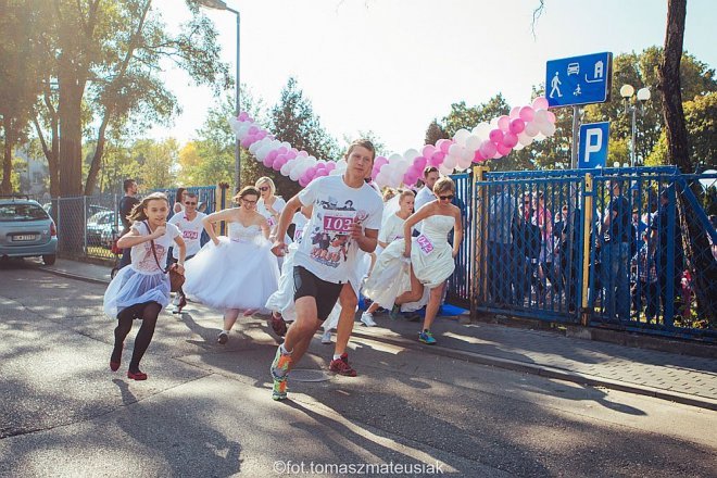 Znamy zwycięzców I Charytatywnego Biegu w Strojach Ślubnych [06.10.2015] - zdjęcie #18 - eOstroleka.pl