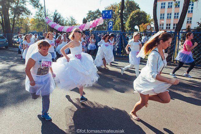Znamy zwycięzców I Charytatywnego Biegu w Strojach Ślubnych [06.10.2015] - zdjęcie #19 - eOstroleka.pl
