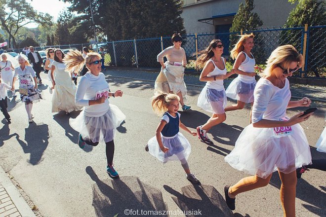 Znamy zwycięzców I Charytatywnego Biegu w Strojach Ślubnych [06.10.2015] - zdjęcie #20 - eOstroleka.pl