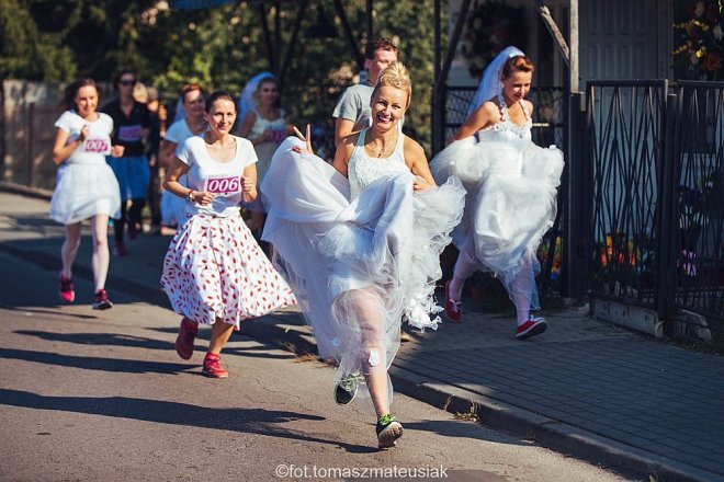 Znamy zwycięzców I Charytatywnego Biegu w Strojach Ślubnych [06.10.2015] - zdjęcie #21 - eOstroleka.pl