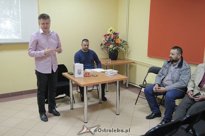 Spotkanie autorskie z Marcinem Tomczakiem w Klubie przy Studziennej [06.10.2015] - zdjęcie #26 - eOstroleka.pl