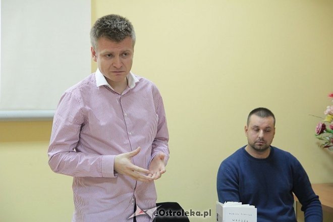 Spotkanie autorskie z Marcinem Tomczakiem w Klubie przy Studziennej [06.10.2015] - zdjęcie #27 - eOstroleka.pl