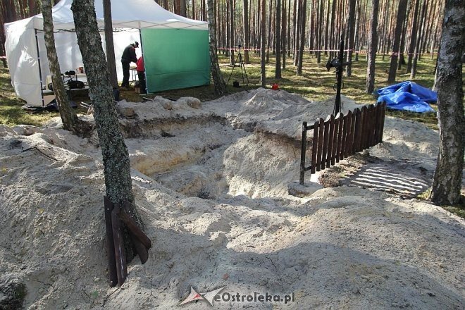 Prace ekshumacyjne prowadzone w gminie Lelis [07.10.2015] - zdjęcie #19 - eOstroleka.pl