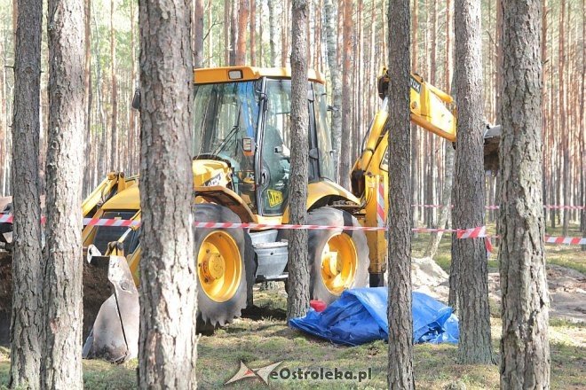Prace ekshumacyjne prowadzone w gminie Lelis [07.10.2015] - zdjęcie #45 - eOstroleka.pl