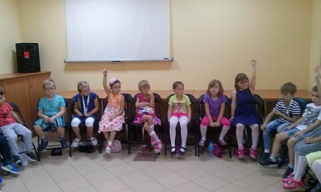 Uczniowie „dziesiątki” na spotkaniu autorskim z autorką opowiadań dla dzieci [08.10.2015] - zdjęcie #7 - eOstroleka.pl