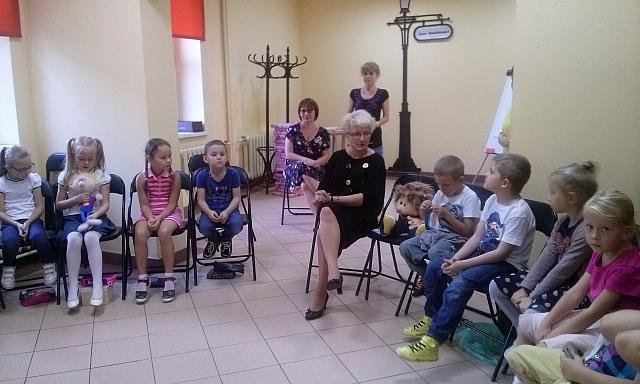 Uczniowie „dziesiątki” na spotkaniu autorskim z autorką opowiadań dla dzieci [08.10.2015] - zdjęcie #9 - eOstroleka.pl