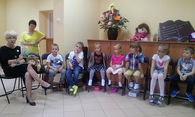 Uczniowie „dziesiątki” na spotkaniu autorskim z autorką opowiadań dla dzieci [08.10.2015] - zdjęcie #10 - eOstroleka.pl