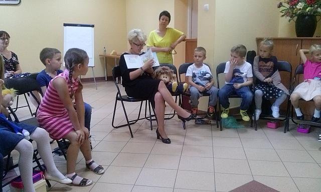 Uczniowie „dziesiątki” na spotkaniu autorskim z autorką opowiadań dla dzieci [08.10.2015] - zdjęcie #11 - eOstroleka.pl