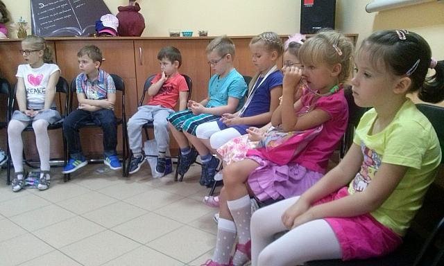 Uczniowie „dziesiątki” na spotkaniu autorskim z autorką opowiadań dla dzieci [08.10.2015] - zdjęcie #12 - eOstroleka.pl