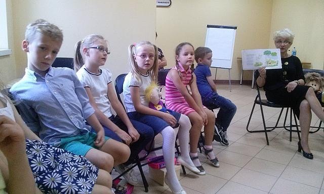 Uczniowie „dziesiątki” na spotkaniu autorskim z autorką opowiadań dla dzieci [08.10.2015] - zdjęcie #13 - eOstroleka.pl
