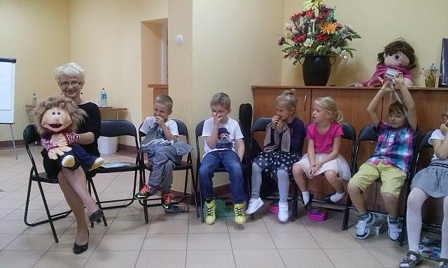 Uczniowie „dziesiątki” na spotkaniu autorskim z autorką opowiadań dla dzieci [08.10.2015] - zdjęcie #14 - eOstroleka.pl