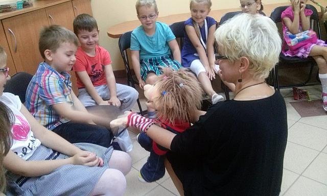 Uczniowie „dziesiątki” na spotkaniu autorskim z autorką opowiadań dla dzieci [08.10.2015] - zdjęcie #17 - eOstroleka.pl