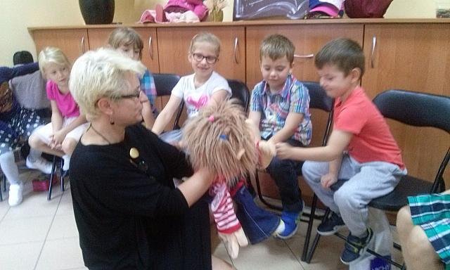 Uczniowie „dziesiątki” na spotkaniu autorskim z autorką opowiadań dla dzieci [08.10.2015] - zdjęcie #18 - eOstroleka.pl