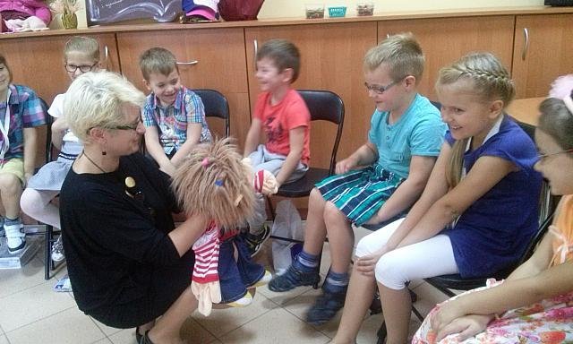 Uczniowie „dziesiątki” na spotkaniu autorskim z autorką opowiadań dla dzieci [08.10.2015] - zdjęcie #19 - eOstroleka.pl