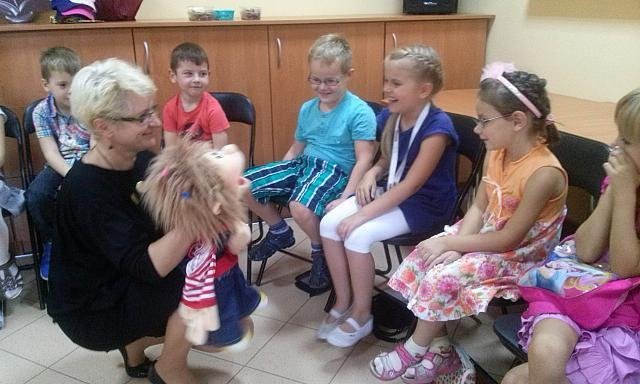 Uczniowie „dziesiątki” na spotkaniu autorskim z autorką opowiadań dla dzieci [08.10.2015] - zdjęcie #20 - eOstroleka.pl