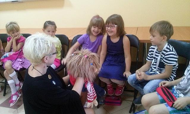 Uczniowie „dziesiątki” na spotkaniu autorskim z autorką opowiadań dla dzieci [08.10.2015] - zdjęcie #21 - eOstroleka.pl