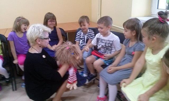 Uczniowie „dziesiątki” na spotkaniu autorskim z autorką opowiadań dla dzieci [08.10.2015] - zdjęcie #22 - eOstroleka.pl