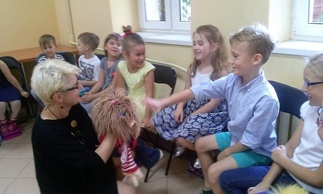 Uczniowie „dziesiątki” na spotkaniu autorskim z autorką opowiadań dla dzieci [08.10.2015] - zdjęcie #23 - eOstroleka.pl