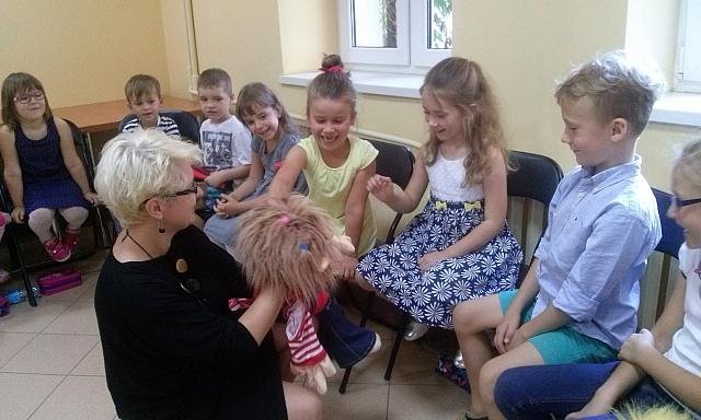 Uczniowie „dziesiątki” na spotkaniu autorskim z autorką opowiadań dla dzieci [08.10.2015] - zdjęcie #24 - eOstroleka.pl