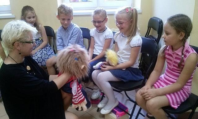 Uczniowie „dziesiątki” na spotkaniu autorskim z autorką opowiadań dla dzieci [08.10.2015] - zdjęcie #26 - eOstroleka.pl