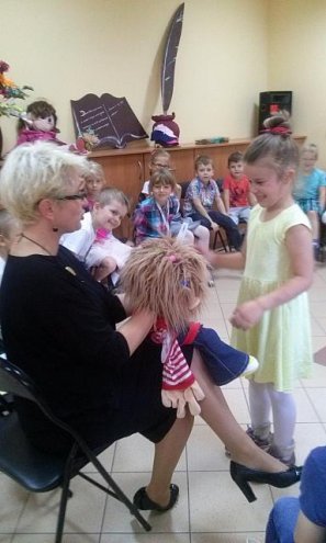 Uczniowie „dziesiątki” na spotkaniu autorskim z autorką opowiadań dla dzieci [08.10.2015] - zdjęcie #28 - eOstroleka.pl