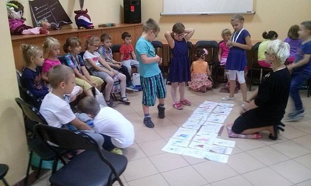Uczniowie „dziesiątki” na spotkaniu autorskim z autorką opowiadań dla dzieci [08.10.2015] - zdjęcie #39 - eOstroleka.pl