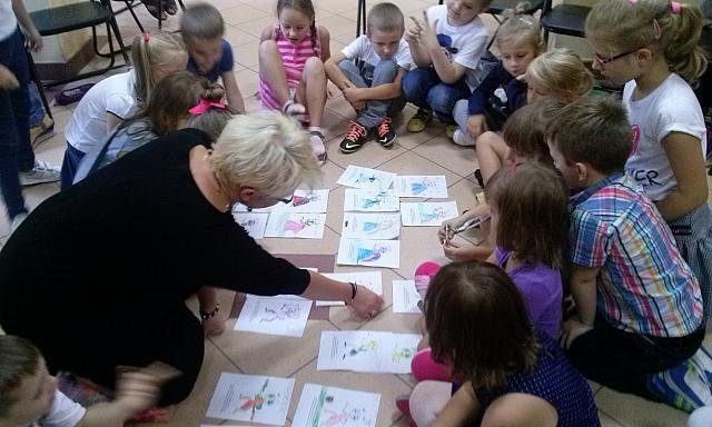 Uczniowie „dziesiątki” na spotkaniu autorskim z autorką opowiadań dla dzieci [08.10.2015] - zdjęcie #42 - eOstroleka.pl