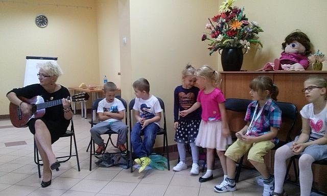 Uczniowie „dziesiątki” na spotkaniu autorskim z autorką opowiadań dla dzieci [08.10.2015] - zdjęcie #44 - eOstroleka.pl