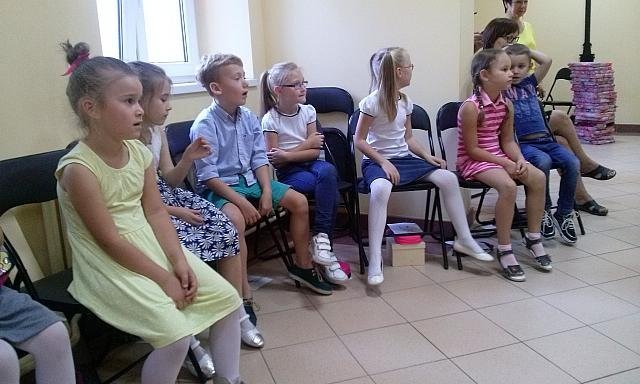 Uczniowie „dziesiątki” na spotkaniu autorskim z autorką opowiadań dla dzieci [08.10.2015] - zdjęcie #45 - eOstroleka.pl