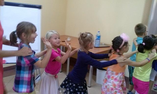 Uczniowie „dziesiątki” na spotkaniu autorskim z autorką opowiadań dla dzieci [08.10.2015] - zdjęcie #46 - eOstroleka.pl