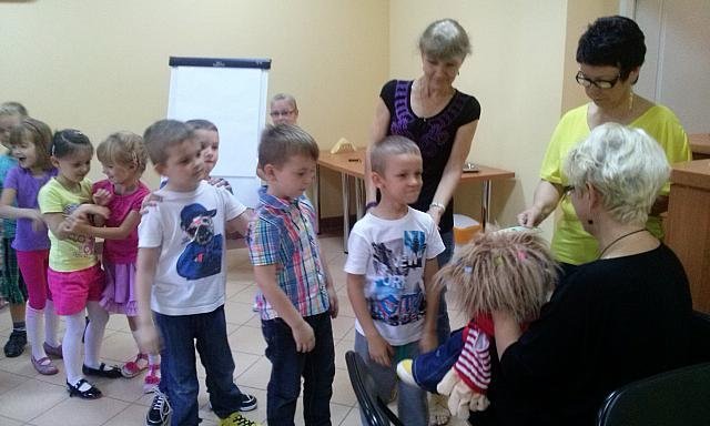 Uczniowie „dziesiątki” na spotkaniu autorskim z autorką opowiadań dla dzieci [08.10.2015] - zdjęcie #51 - eOstroleka.pl