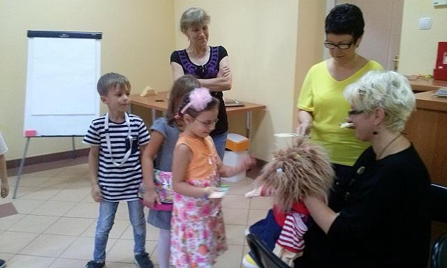 Uczniowie „dziesiątki” na spotkaniu autorskim z autorką opowiadań dla dzieci [08.10.2015] - zdjęcie #53 - eOstroleka.pl