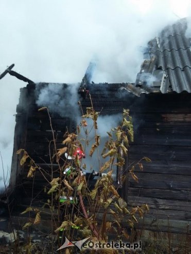 Doszczętnie spłonął drewniany dom w Pełtach [22.10.2015] - zdjęcie #1 - eOstroleka.pl