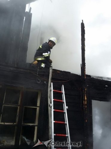 Doszczętnie spłonął drewniany dom w Pełtach [22.10.2015] - zdjęcie #5 - eOstroleka.pl