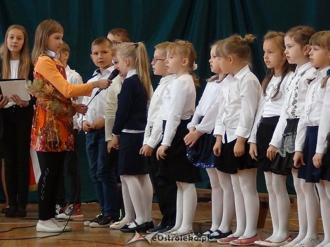 Ślubowanie pierwszoklasistów w Szkole Podstawowej w Troszynie [30.10.2015} - zdjęcie #9 - eOstroleka.pl