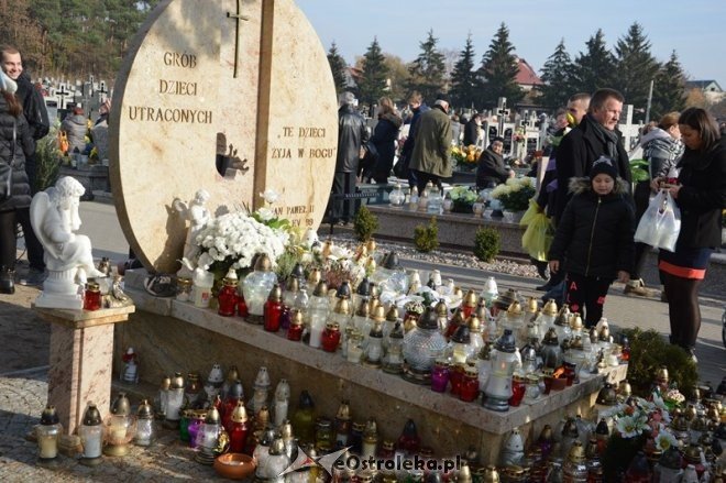 Uroczystość Wszystkich Świętych na cmentarzu parafialnym [01.11.2015] - zdjęcie #3 - eOstroleka.pl