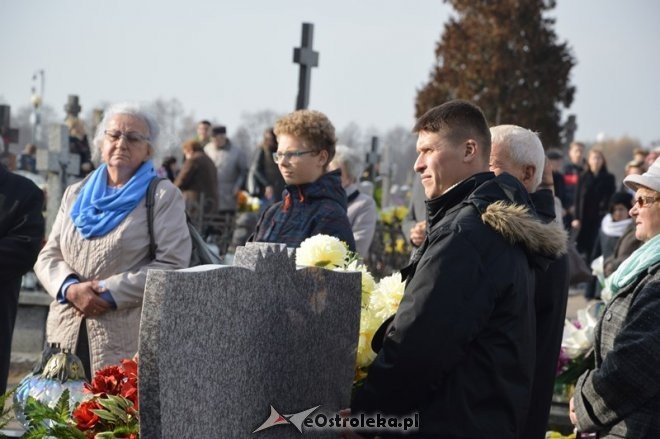 Uroczystość Wszystkich Świętych na cmentarzu parafialnym [01.11.2015] - zdjęcie #5 - eOstroleka.pl