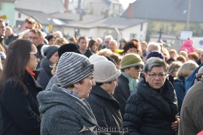 Uroczystość Wszystkich Świętych na cmentarzu parafialnym [01.11.2015] - zdjęcie #8 - eOstroleka.pl