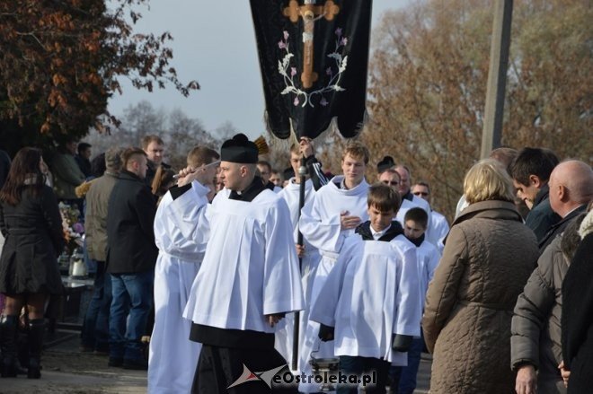 Uroczystość Wszystkich Świętych na cmentarzu parafialnym [01.11.2015] - zdjęcie #14 - eOstroleka.pl