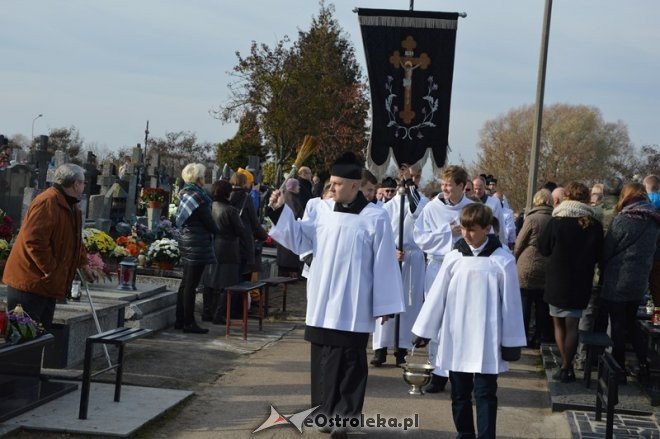 Uroczystość Wszystkich Świętych na cmentarzu parafialnym [01.11.2015] - zdjęcie #16 - eOstroleka.pl