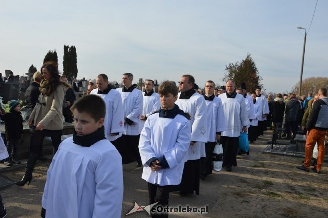 Uroczystość Wszystkich Świętych na cmentarzu parafialnym [01.11.2015] - zdjęcie #17 - eOstroleka.pl
