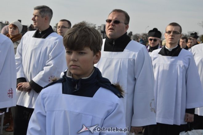 Uroczystość Wszystkich Świętych na cmentarzu parafialnym [01.11.2015] - zdjęcie #18 - eOstroleka.pl